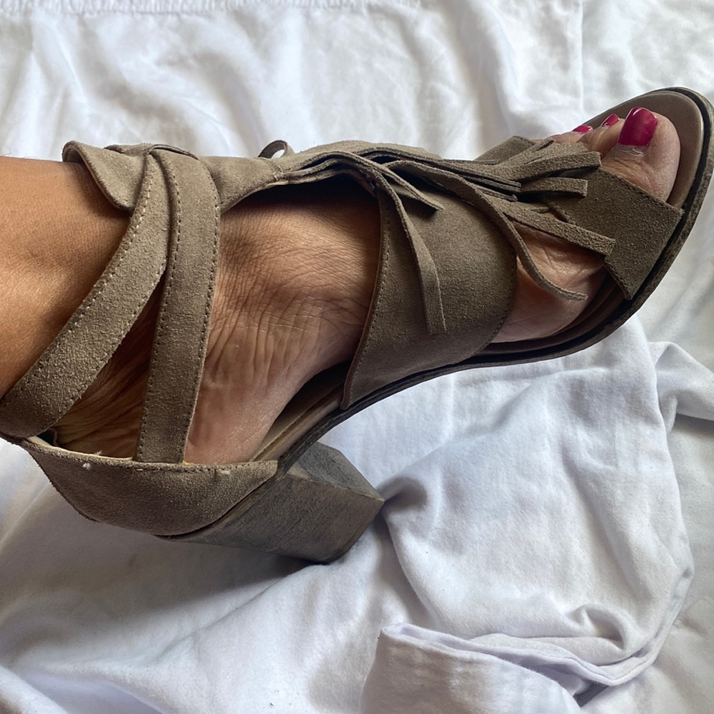 Put ashes in Italy-tásale front sandal with back zipper closure